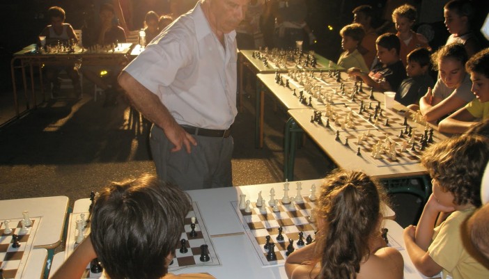 Αγώνας επίδειξης σκάκι (σιμουλτανέ) απόψε στο Βαθύ