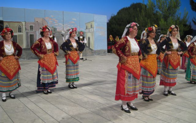To χορευτικό του Πολιτιστικού Συλλόγου Επτανησίων Γαλατσίου στην Ιταλία