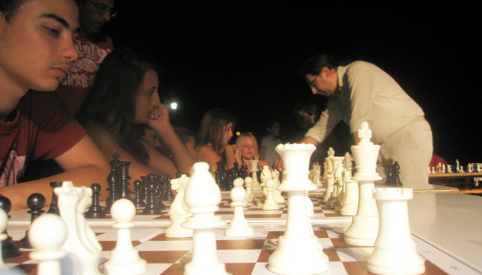 Αγώνας επίδειξης Σκάκι (Σιμουλτανέ) στο Βαθύ