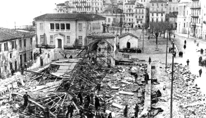 12 Δεκεμβρίου 1940, η Ιταλική αεροπορία βομβαρδίζει τη Λευκάδα