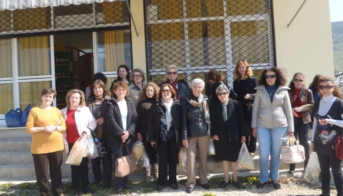 Η επίσκεψη των γυναικών στον Γυναικείο Ηπειρωτικό Συνεταιρισμό.