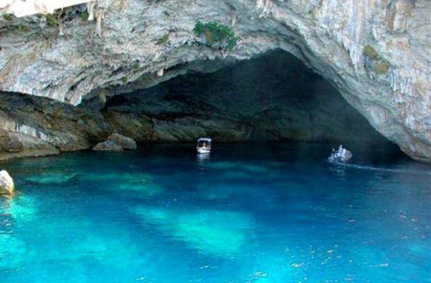 Το Σπήλαιο «Παπανικολή» ανάμεσα στις ομορφότερες θαλασσοσπηλιές της Ελλάδας