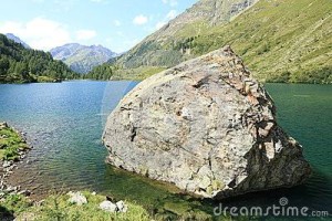 μεγάλος-βράχος-στη-λίμνη-27783791