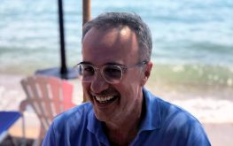 «Ο Παράδεισος των παιδικών μου χρόνων» Το Μεγανήσι του Γιάννη Λ. Πολίτη | Συνέντευξη του Μεγανησιώτη Δημοσιογράφου στην Athens Voice