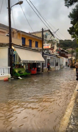 Πολύ έντονη βροχόπτωση, πλημμύρισαν ξανά οι δρόμοι στο Μεγανήσι…