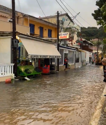 Πολύ έντονη βροχόπτωση, πλημμύρισαν ξανά οι δρόμοι στο Μεγανήσι…