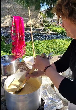 Παρασκευή της παραδοσιακής λαδόπιτας στο Κατωμέρι