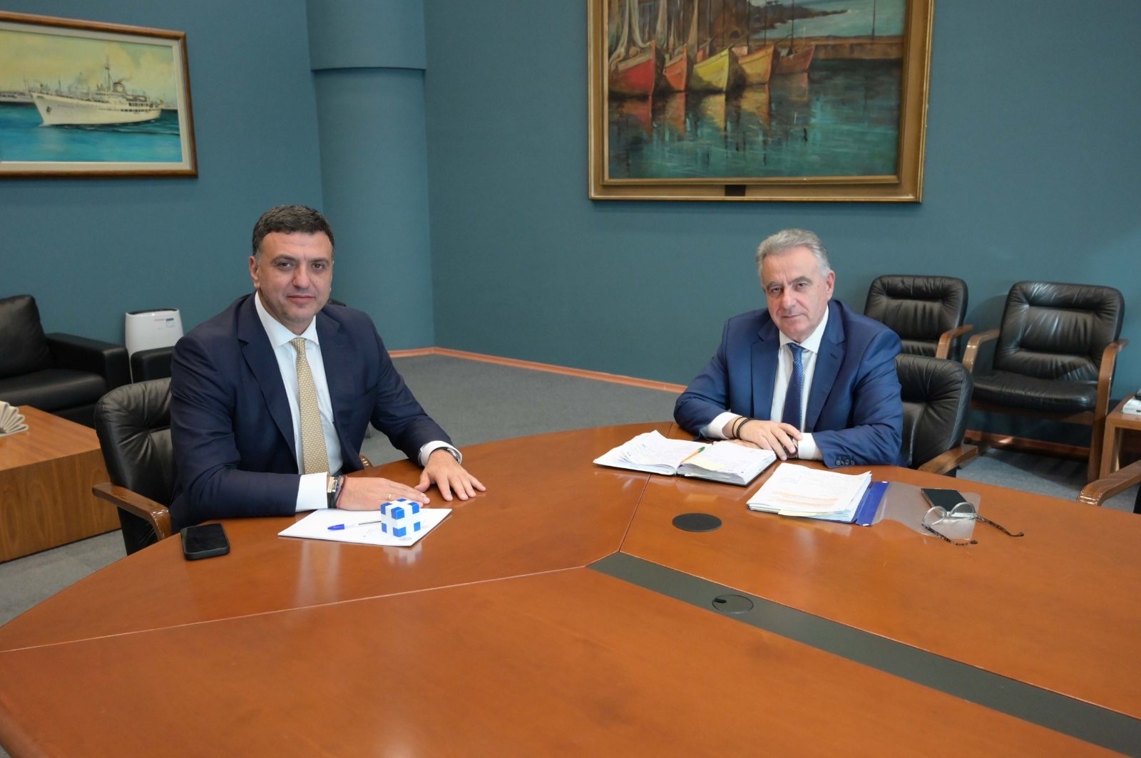 Χρηματοδότηση για ρεύμα και πίλερ στα λιμάνια.