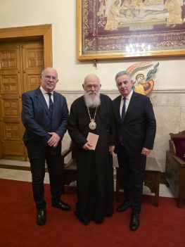 Επίσκεψη Θ.Καββαδά στον Αρχιεπίσκοπο, παρουσία του Μεγανησιώτη Χάρη Κονιδάρη