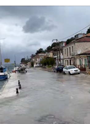 Μαίνεται η κακοκαιρία στο νησί και στην Λευκάδα. Οι πρώτες ζημιές.