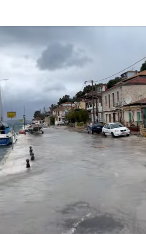 Μαίνεται η κακοκαιρία στο νησί και στην Λευκάδα. Οι πρώτες ζημιές.