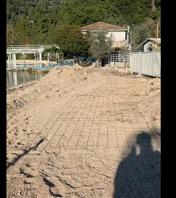 Τσιμέντο από τον Δήμο στην παραλία;