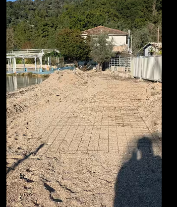 Τσιμέντο από τον Δήμο στην παραλία;