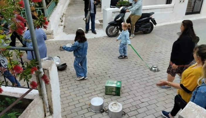 Μοίρασε λουλούδια και έσυρε τα βάζα της Πρωτομαγιάς ο Σύλλογος Γυναικών