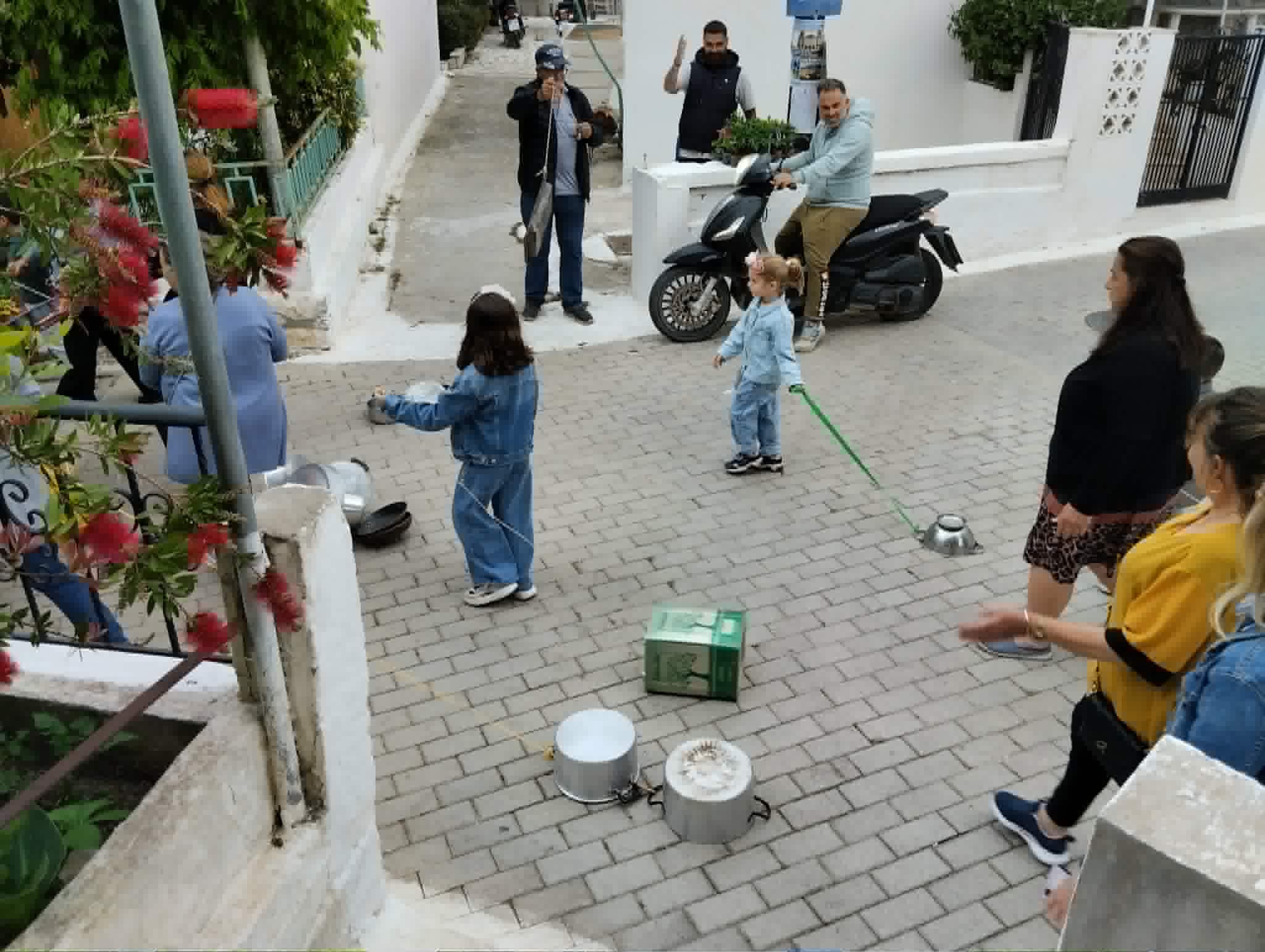 Μοίρασε λουλούδια και έσυρε τα βάζα της Πρωτομαγιάς ο Σύλλογος Γυναικών