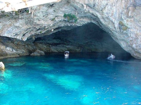 Περισυλλογή ναυαγών κοντά στη σπηλιά του Παπανικολή