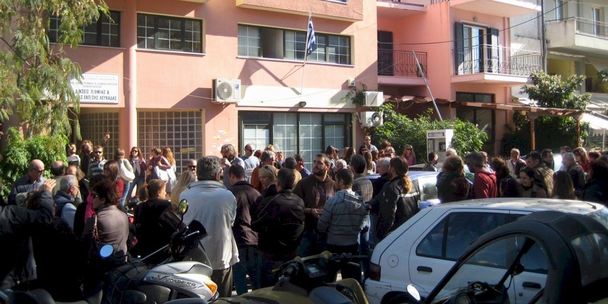 Ισχυρό μέτωπο αντίδρασης για την παρέμβαση της ΧΑ κατά της εκπαιδευτικού στο Νυδρί