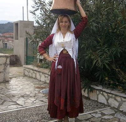 Η παραδοσιακή νυφιάτικη στολή από τα χέρια μιας μοναδικής τεχνίτριας