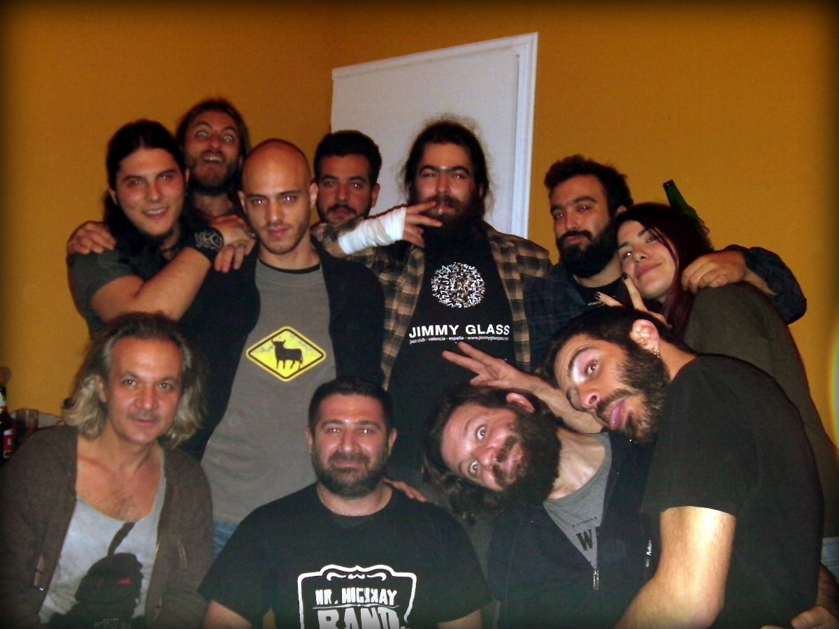 Οι Mr Highway Band & ο Χρήστος Θηβαίος τραγουδούν τα Κάλαντα Πρωτοχρονιάς