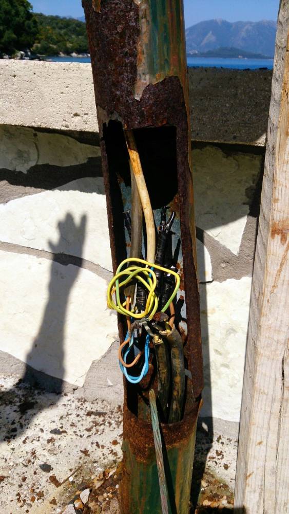 Προβλημα με τις κολώνες φωτισμού του Τουριστικού Καταφυγίου Βαθέως