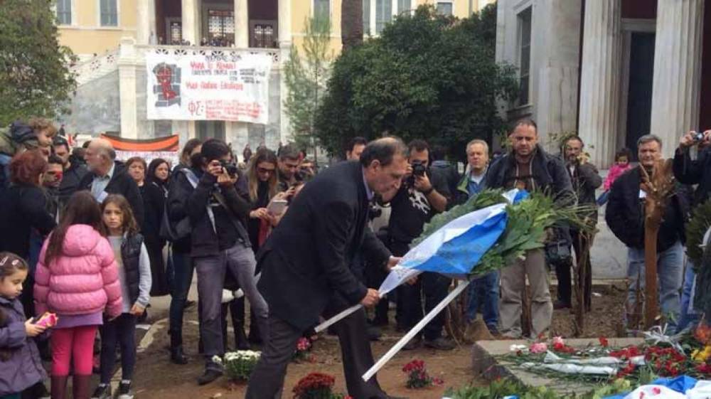 Κατάθεση στεφάνου στο Πολυτεχνείο από το Μεγανησιώτη Δήμαρχο Βύρωνα Άκη Κατωπόδη